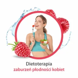 Uśmiechnięta kobieta w sportowym topie trzymająca szklaną miseczkę z sałatką i widelec z pomidorkiem koktajlowym, otoczona malinami i rozpryskami wody, wewnątrz czerwonego okręgu. Tekst na dole...