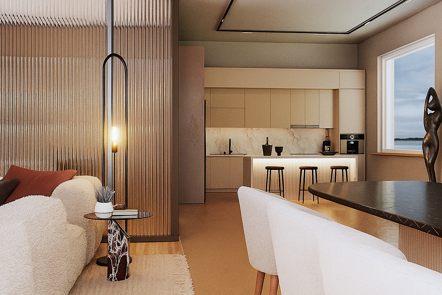 Stylowe wnętrze: beżowa kuchnia z marmurowym blatem, wysokie hokery, designerska lampa podłogowa i rzeźba przy oknie z widokiem na morze. Przytulny salon z sofą.