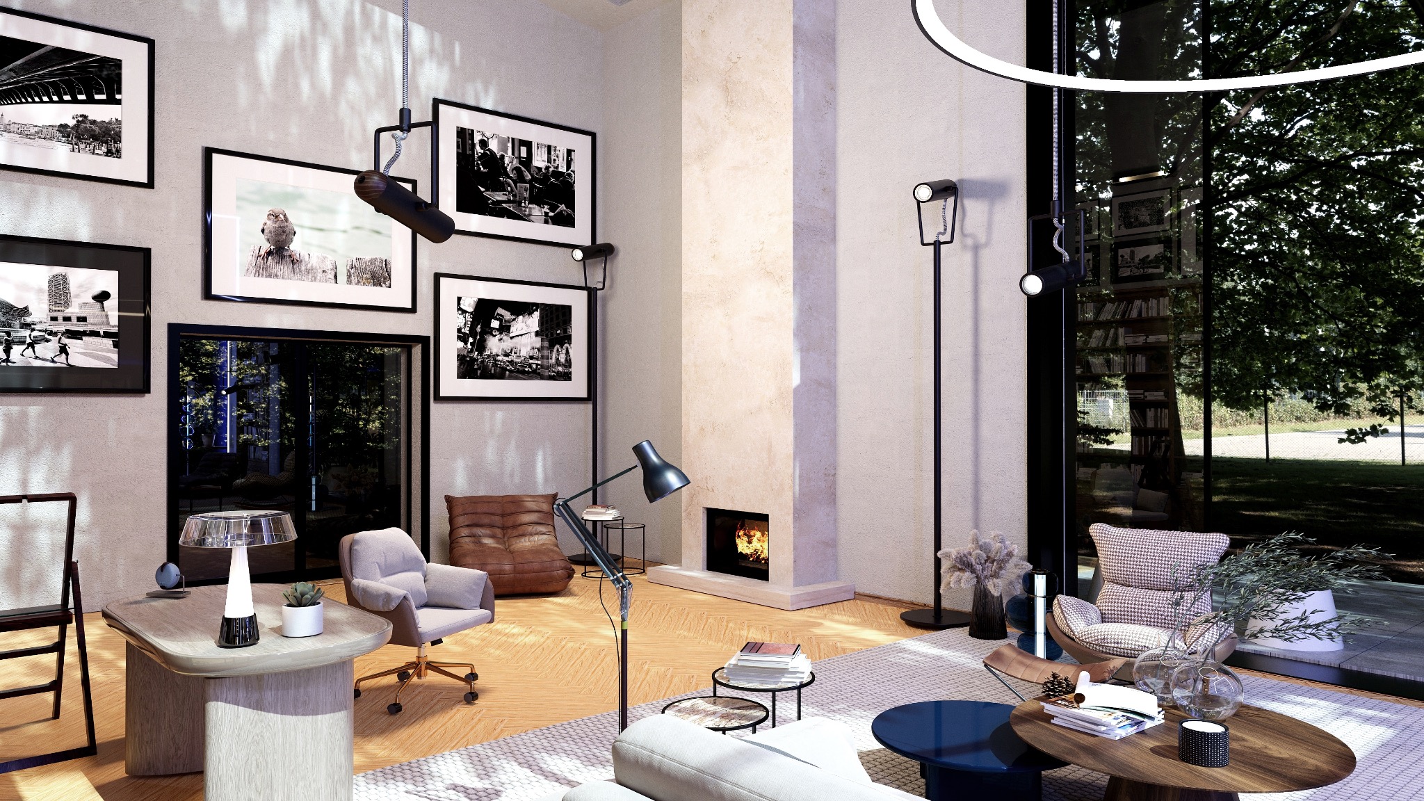 Wnętrze salonu z kominkiem, fotelami i stolikami kawowymi. Na ścianach wiszą czarno-białe zdjęcia w ramkach, a pod sufitem lampa. Widok na zieleń za oknem.