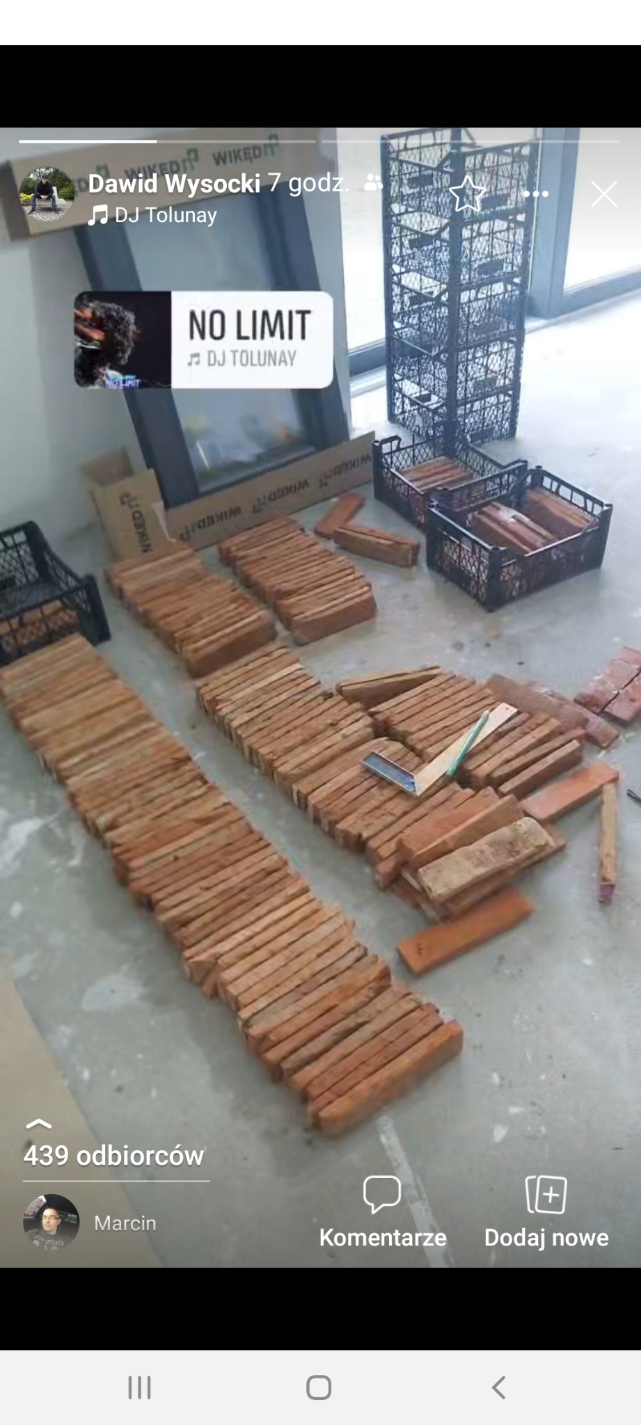 Przygotowane cegiełki klinkierowe ułożone w rzędach na podłodze, gotowe do montażu, obok skrzynki i narzędzia.