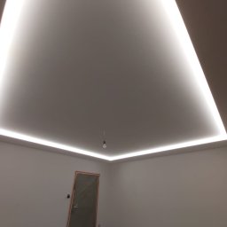 Mag-bud - Nowoczesne oświetlenie sufitowe LED w kształcie prostokąta, podwieszany sufit w jasnym pomieszczeniu z widocznym wejściem.