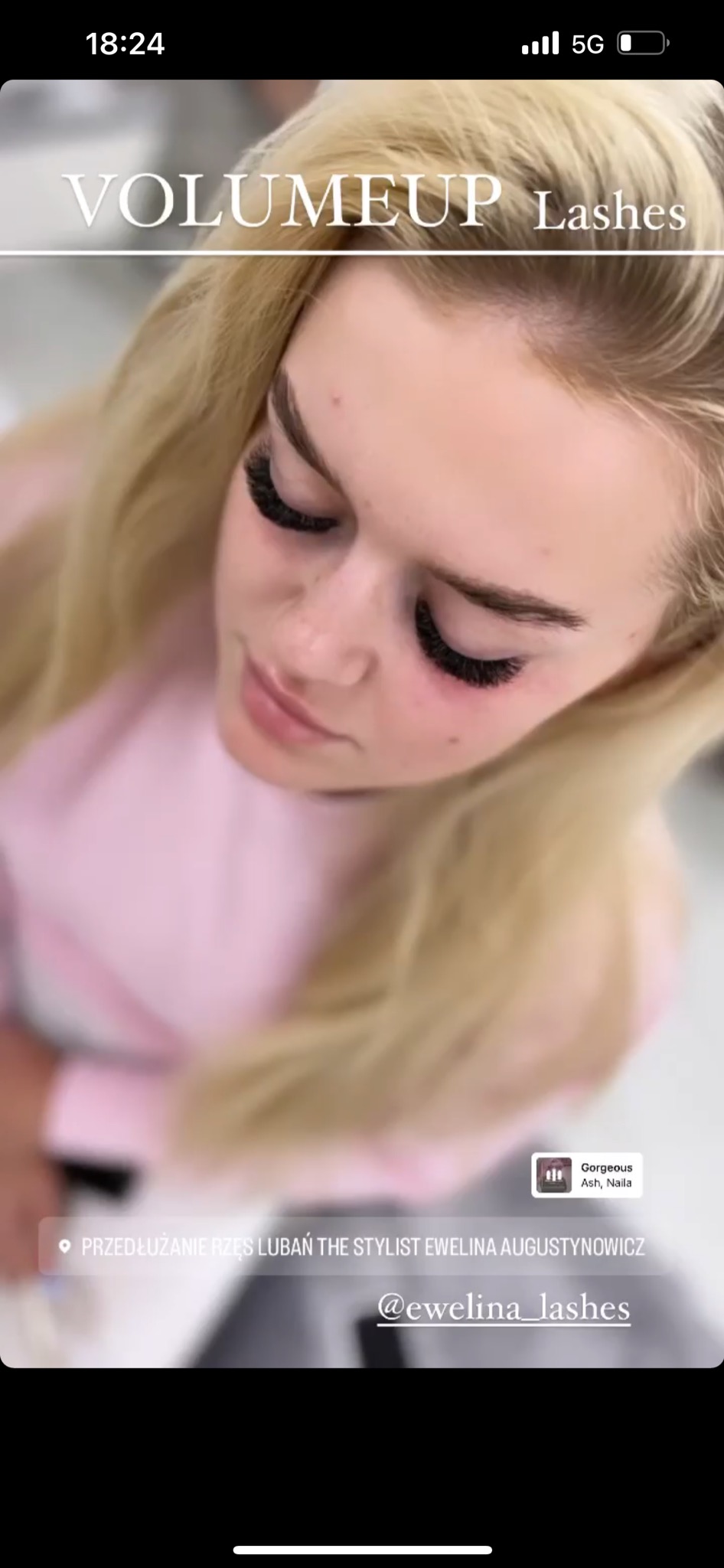 Blondwłosa kobieta po zabiegu przedłużania rzęs VolumeUp, wykonanym przez stylistkę Ewelinę Augustynowicz z Lubania, widoczne długie, gęste rzęsy.