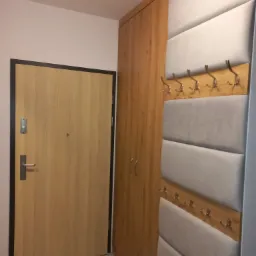 Szafa we wnece i wieszak z panelami tapicerowanymi