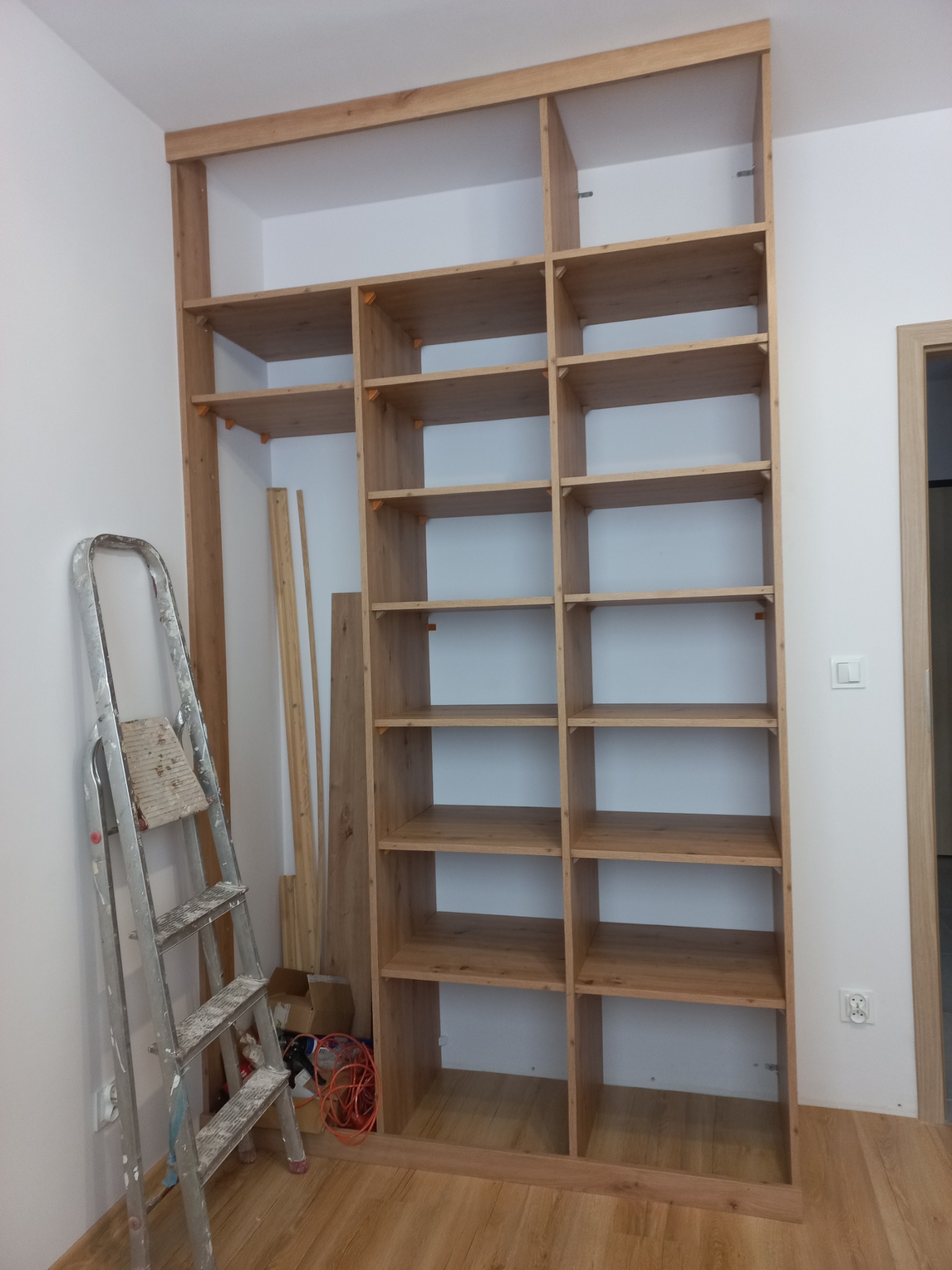 Wnętrze szafy na wymiar