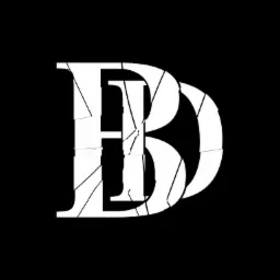 Stylizowane, białe litery 'EB' na czarnym tle, z efektem pęknięć i fragmentacji, tworzące nowoczesny, abstrakcyjny znak graficzny.