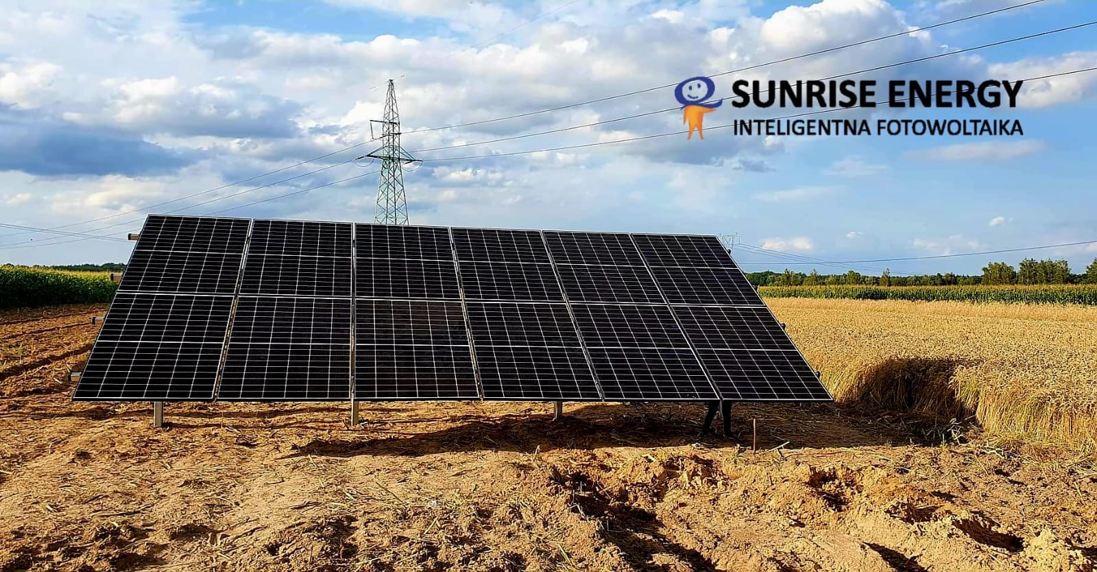 Panel słoneczny na polu, z widoczną linią wysokiego napięcia i logo 'Sunrise Energy' w tle.