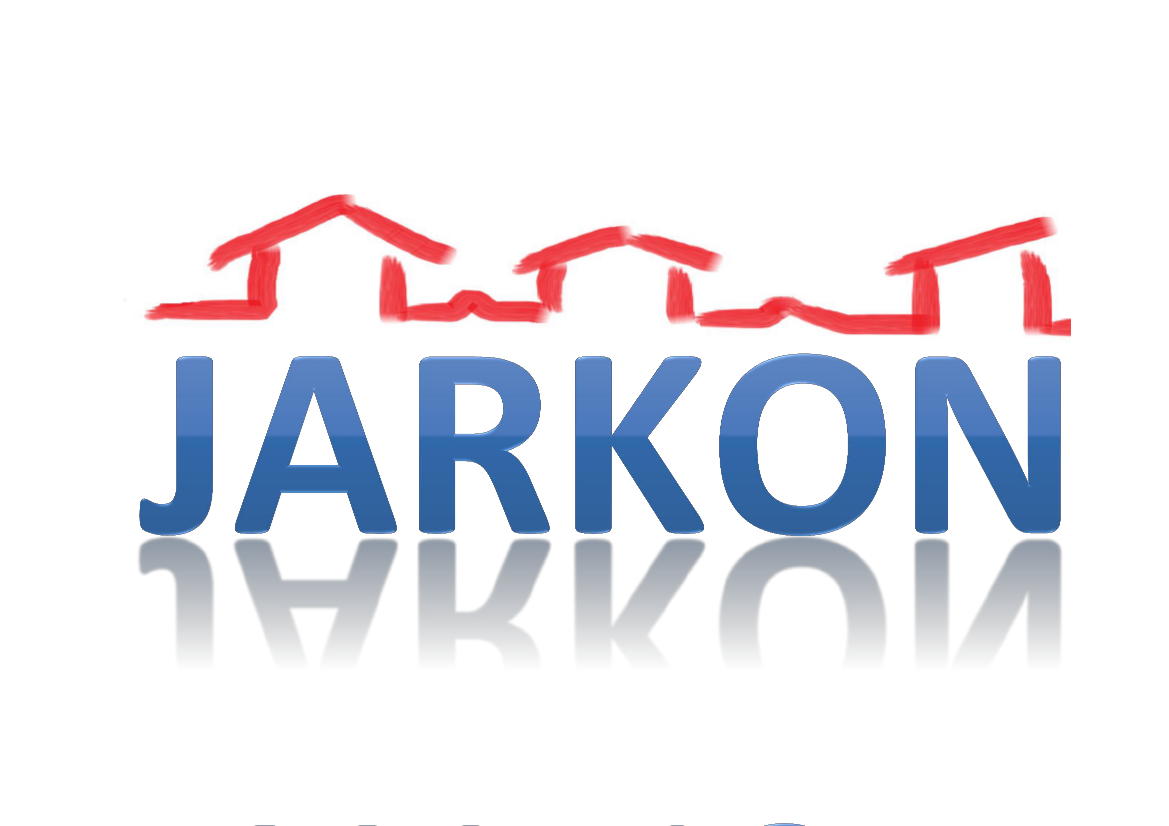 Logo firmy budowlanej JARKON z trzema czerwonymi, schematycznymi domami nad niebieskim napisem, odbijającym się w błyszczącej powierzchni.