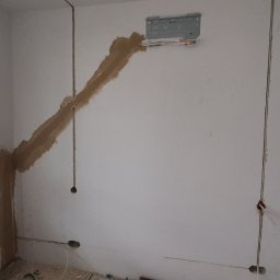 Instalacja freonowa wkuta w ścianę i zaszpachlowana.