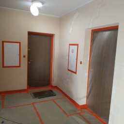 zabezpieczenie podłóg drzwi przed malowaniem a także usunięcie pęknięć na ścianie 