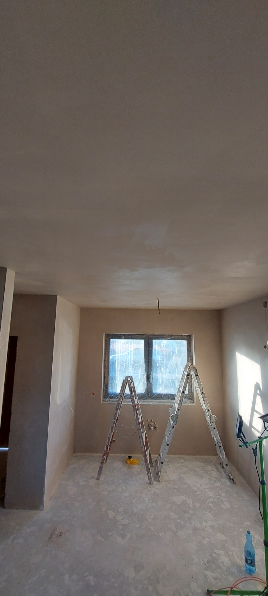 Tynkowanie ścian i sufitów w domku piętrowym