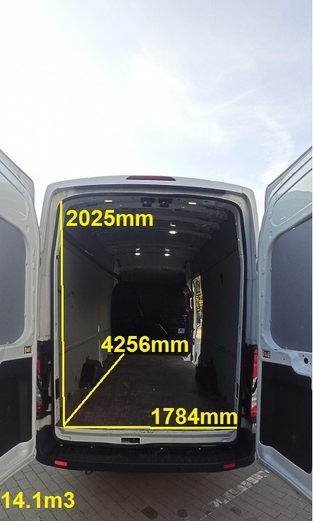 Wnętrze pustej, białej furgonetki z otwartymi tylnymi drzwiami, pokazujące wymiary przestrzeni ładunkowej w milimetrach i objętość 14,1 m3, widok z tyłu.