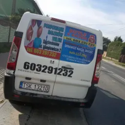 Biały samochód dostawczy Peugeot Expert z reklamą na tylnych drzwiach: pompowanie balonów helem oraz butle z gazem z dostawą do domu i firmy, widoczne numery telefonów i adres firmy.