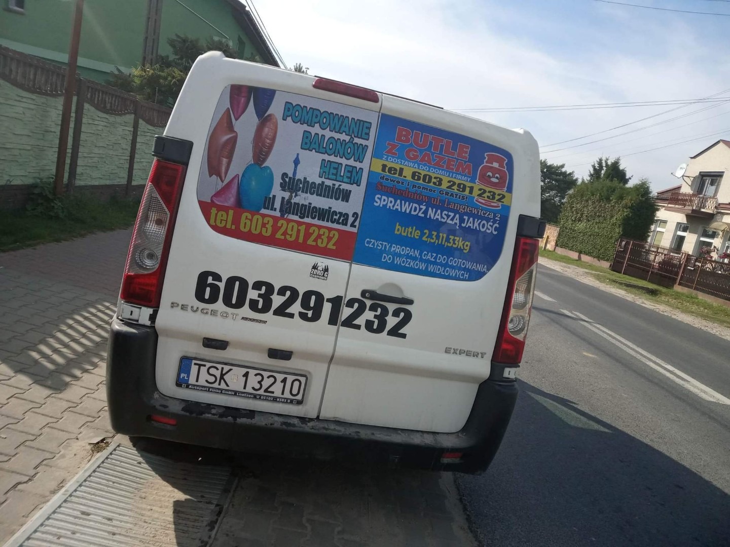 Biały samochód dostawczy Peugeot Expert z reklamą na tylnych drzwiach: pompowanie balonów helem oraz butle z gazem z dostawą do domu i firmy, widoczne numery telefonów i adres firmy.