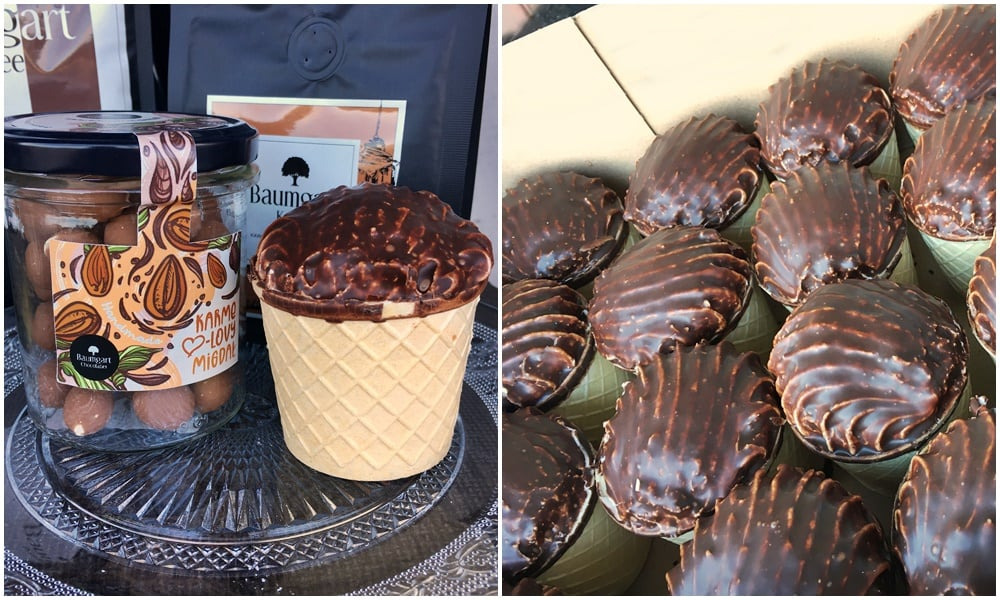 Słodki upominek: słoik migdałów w czekoladzie obok deseru w waflu, prezentowane na szklanym talerzu i karton pełen słodkich przysmaków.