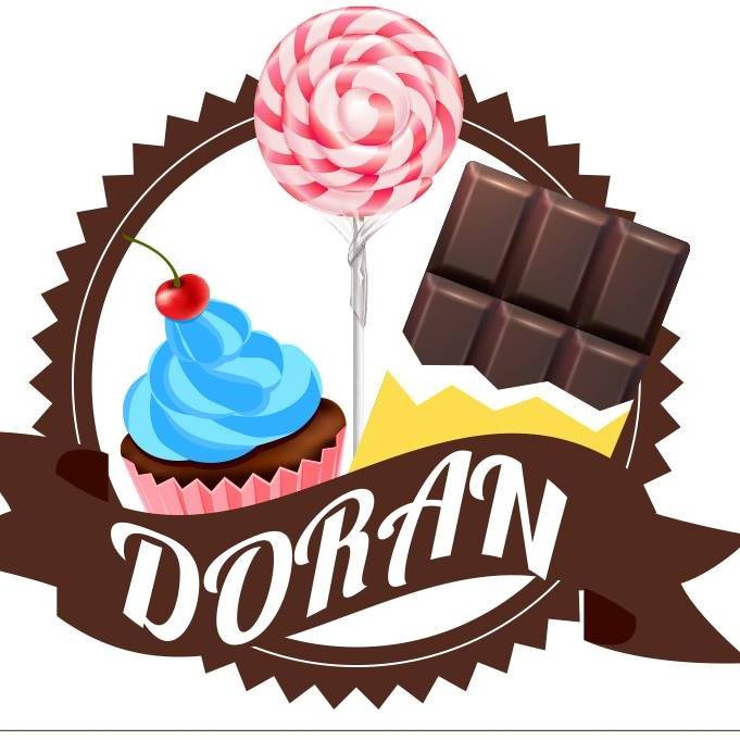 Grafika wektorowa z motywami słodyczy: babeczka z niebieskim kremem i wisienką, lizak w biało-różowe paski, tabliczka czekolady oraz wstęga z napisem 'DORAN', całość w brązowej ramce z ząbkami.