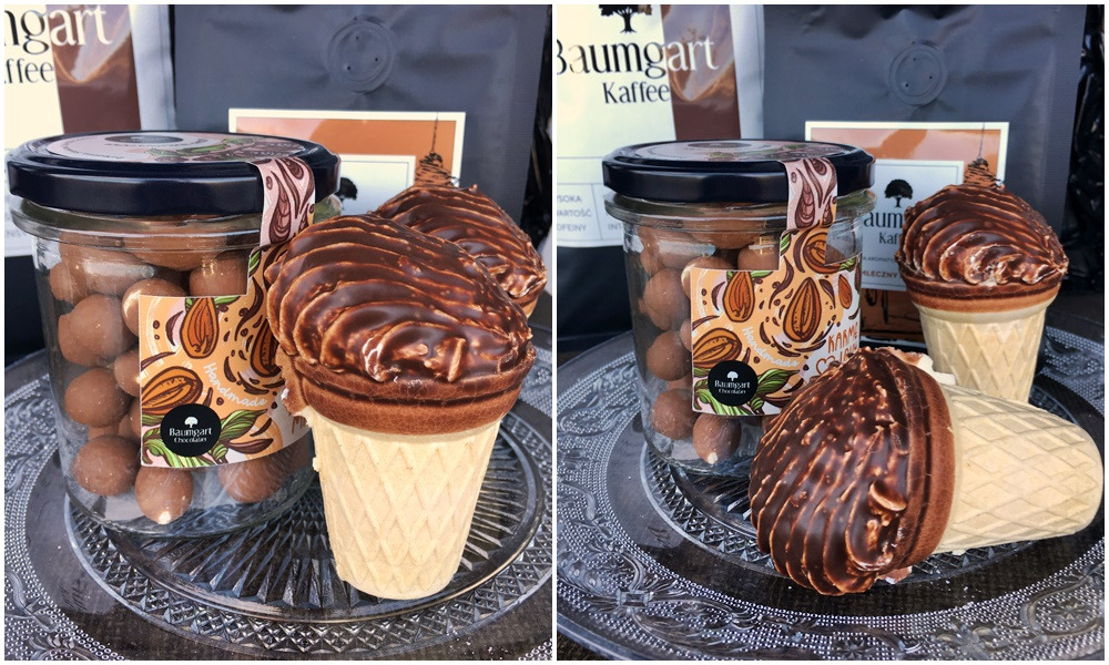 Szklany słoik wypełniony czekoladowymi kulkami obok wafelków z czekoladową polewą na wzorzystym szklanym talerzu, z tyłu paczki kawy Baumgart Kaffe.