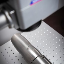 Laser fibrowy, grawer na kubku