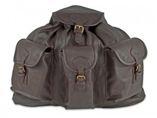 Brązowy skórzany plecak z trzema kieszeniami z klapami zapinanymi na sprzączki, widoczny na białym tle.