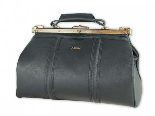 Czarna, skórzana torba lekarska z metalowym zapięciem i uchwytem, widoczna na białym tle.