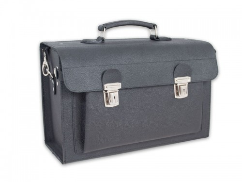 Czarna, skórzana torba męska z metalowymi zapięciami, widoczna rączka i pasek na ramię, na białym tle.