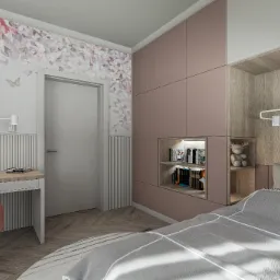 Pokój dziecięcy z tapetą w kwiaty, biurkiem i łóżkiem. Wbudowana szafa z półkami na książki i dekoracje. Jasne drewno i pastelowe kolory tworzą przytulną atmosferę.