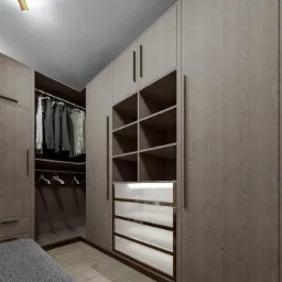 Nowoczesna garderoba z szarymi, drewnopodobnymi frontami. Otwarta przestrzeń z wieszakami i półkami, uzupełniona o szuflady z podświetleniem. Wnętrze do przechowywania.