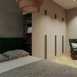 PoKa Design - Sypialnia w Krakowie z dużą szafą na wymiar w odcieniach beżu, ciemnozielonym zagłówkiem łóżka i fotelem. Na szafie półka z rośliną doniczkową.