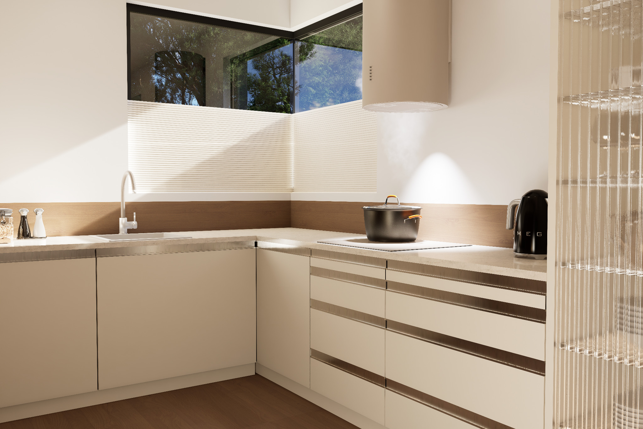 Jasna kuchnia z beżowymi frontami, drewnianym blatem i oknem z żaluzjami plisowanymi. Na blacie czajnik Smeg i garnek. Minimalistyczny design.