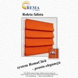 Pomarańczowa roleta rzymska, widoczne fałdy materiału i system mocowania, na tle z powtarzającym się logo firmy.