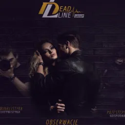 Stylizowane zdjęcie z logotypem Deadline Group, przedstawiające parę w objęciach na tle ceglanej ściany, z duchem fotografa z aparatem po lewej i postaci w hełmie po prawej, sugerujące obserwację...