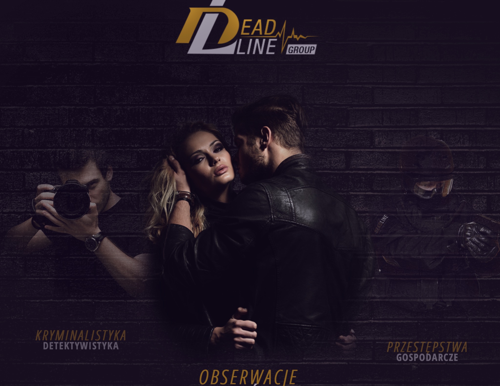 Stylizowane zdjęcie z logotypem Deadline Group, przedstawiające parę w objęciach na tle ceglanej ściany, z duchem fotografa z aparatem po lewej i postaci w hełmie po prawej, sugerujące obserwację...