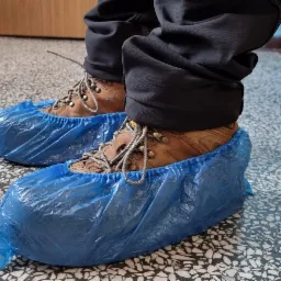 Jeśli klient wymaga - osłony na buty chroniące przed zabrudzeniem podłogi.
