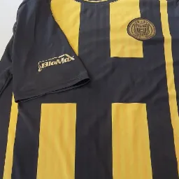 Koszulka poliestrowa, projektowana i szyta od podstaw wzbogacona o złote nadruki wykonane folią flex