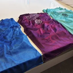 Plastrony, zaprojektowane i uszyte, znakowanie wykonane w technologii sublimacji