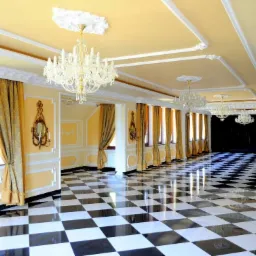 Eleganckie wnętrze sali balowej z czarno-białą szachownicą na podłodze, żółtymi ścianami zdobionymi sztukaterią, wysokimi oknami z złocistymi zasłonami i kryształowymi żyrandolami.