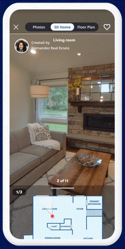 Wirtualny spacer po salonie z beżową sofą, kominkiem obłożonym kamieniem i drewnianym stolikiem kawowym, widoczne okno z widokiem na zieleń, na dole rzut mieszkania z zaznaczonym salonem.