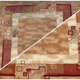 Dywan z geometrycznym wzorem, podzielony ukośną linią: po lewej stronie dywan przed czyszczeniem, po prawej - po czyszczeniu. Widoczna różnica w jasności i intensywności barw.