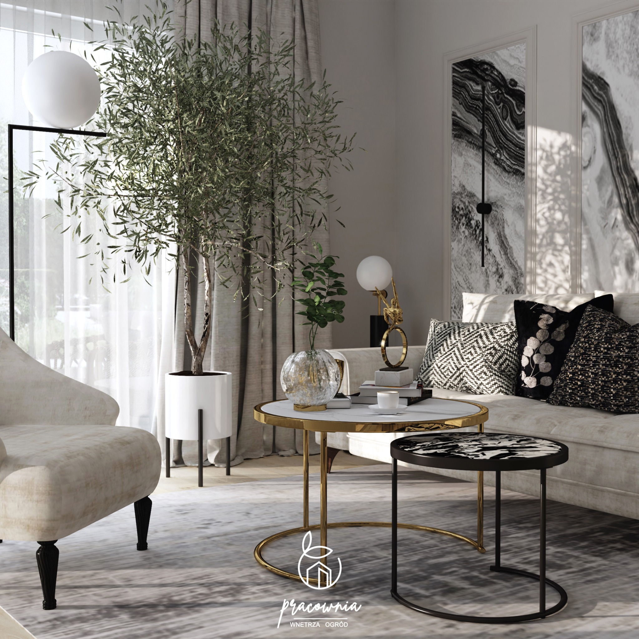 Elegancki salon w neutralnych barwach z oliwnym drzewkiem w białej donicy, marmurowymi grafikami na ścianie, beżowym fotelem i stolikami kawowymi z marmurowymi blatami.