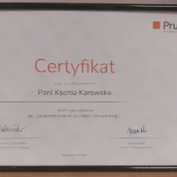 Certyfikat ukończenia szkolenia 'Skuteczne praktyki sprzedaży i prospectingu' dla Pani Kseni Karowskiej, wystawiony przez Pru, oprawiony w czarną ramkę.