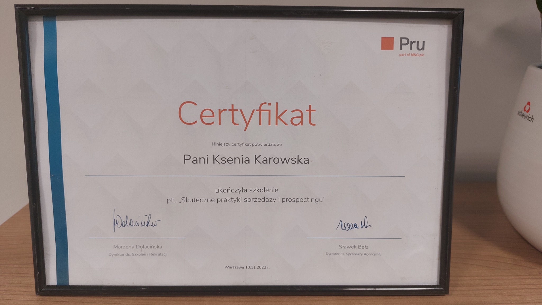 Certyfikat ukończenia szkolenia 'Skuteczne praktyki sprzedaży i prospectingu' dla Pani Kseni Karowskiej, wystawiony przez Pru, oprawiony w czarną ramkę.