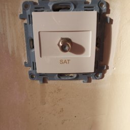 Montaż gniazda (wyjście na przewód do TV lub DEKODERA)wraz z doprowadzeniem przewodu w ścianie.