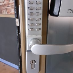 Klamka z szyfratorem mechanicznym , nie wymaga zasilania.