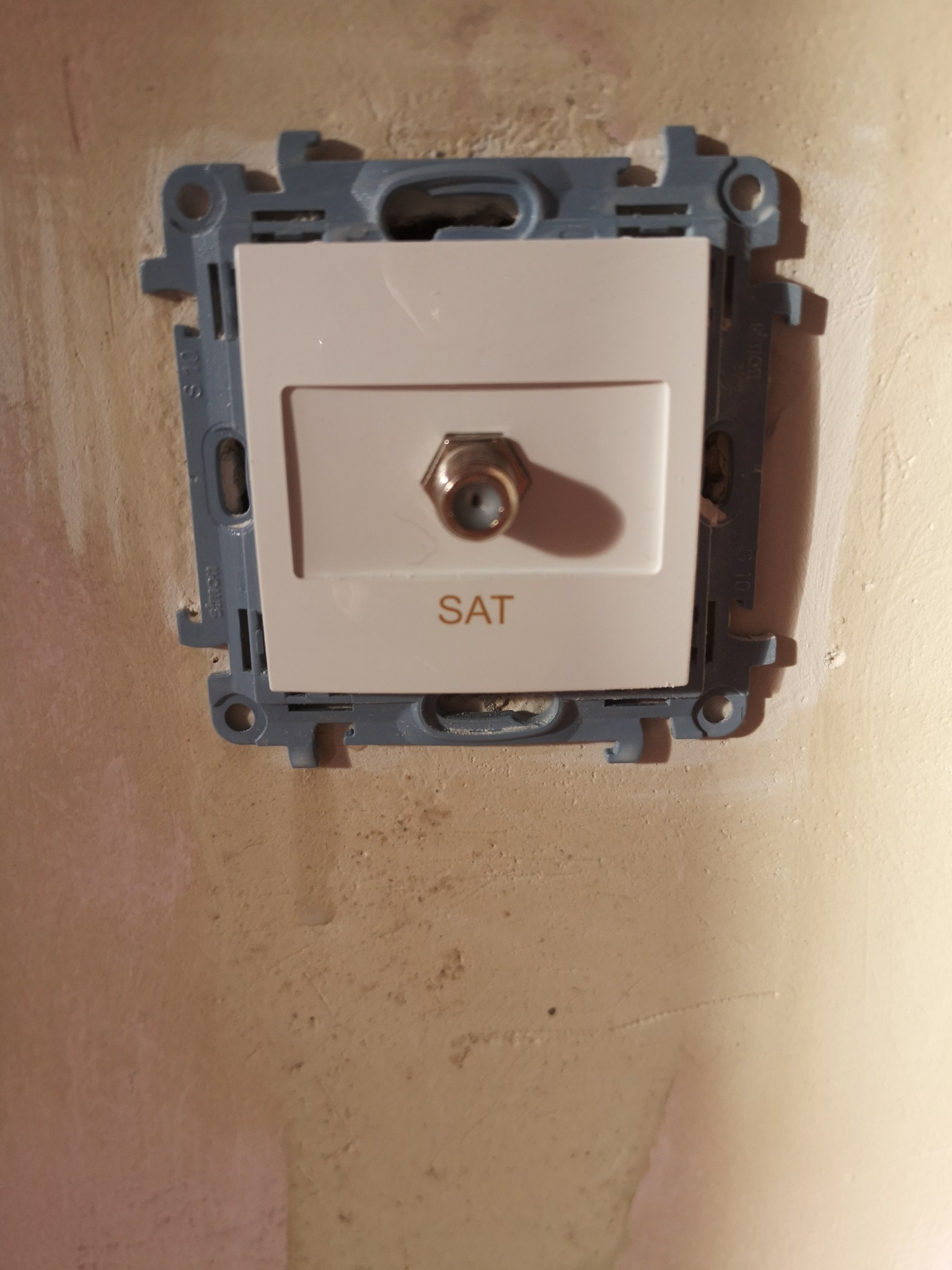 Montaż gniazda (wyjście na przewód do TV lub DEKODERA)wraz z doprowadzeniem przewodu w ścianie.