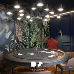 Pokój do gier z okrągłym stołem do pokera, żetonami i kartami, otoczony krzesłami, z tapetą w motywy roślinne i zwierzęce, oświetlony lampą sufitową z wieloma punktami świetlnymi, w tle ciemne...