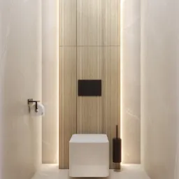 Minimalistyczna toaleta podwieszana w wąskiej łazience wykończonej beżowym marmurem i drewnianą okładziną z podświetleniem LED.