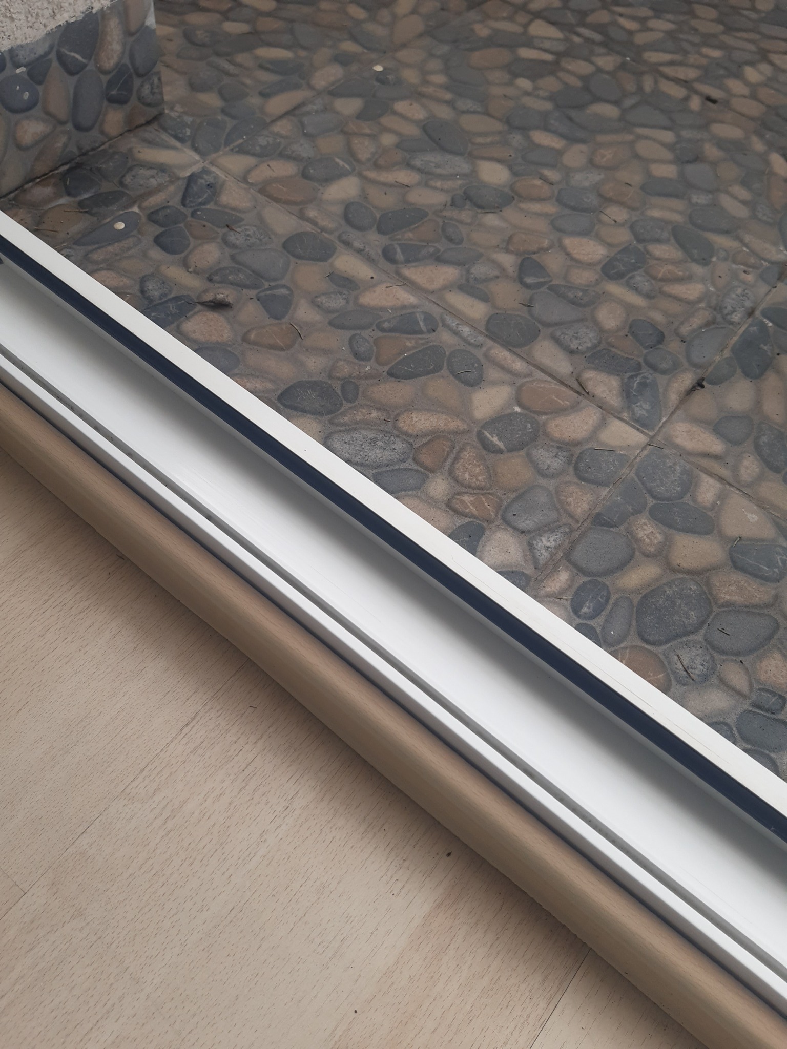 Fragment wyczyszczonej ramy okiennej z widocznym progiem i podłogą w Gdyni, po usunięciu zabrudzeń.