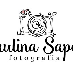 Dark Moon Studio - Eleganckie logo w stylu art nouveau z motywem aparatu, serc i roślin, nazwa firmy 'Paulina Sapoń fotografia' poniżej.