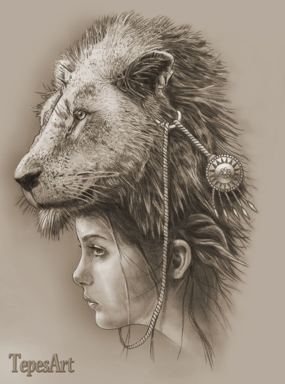 Ołówkowy portret profilowy młodej kobiety z lwią maską na głowie i ozdobnym amuletem, stylizowane artystyczne ujęcie.