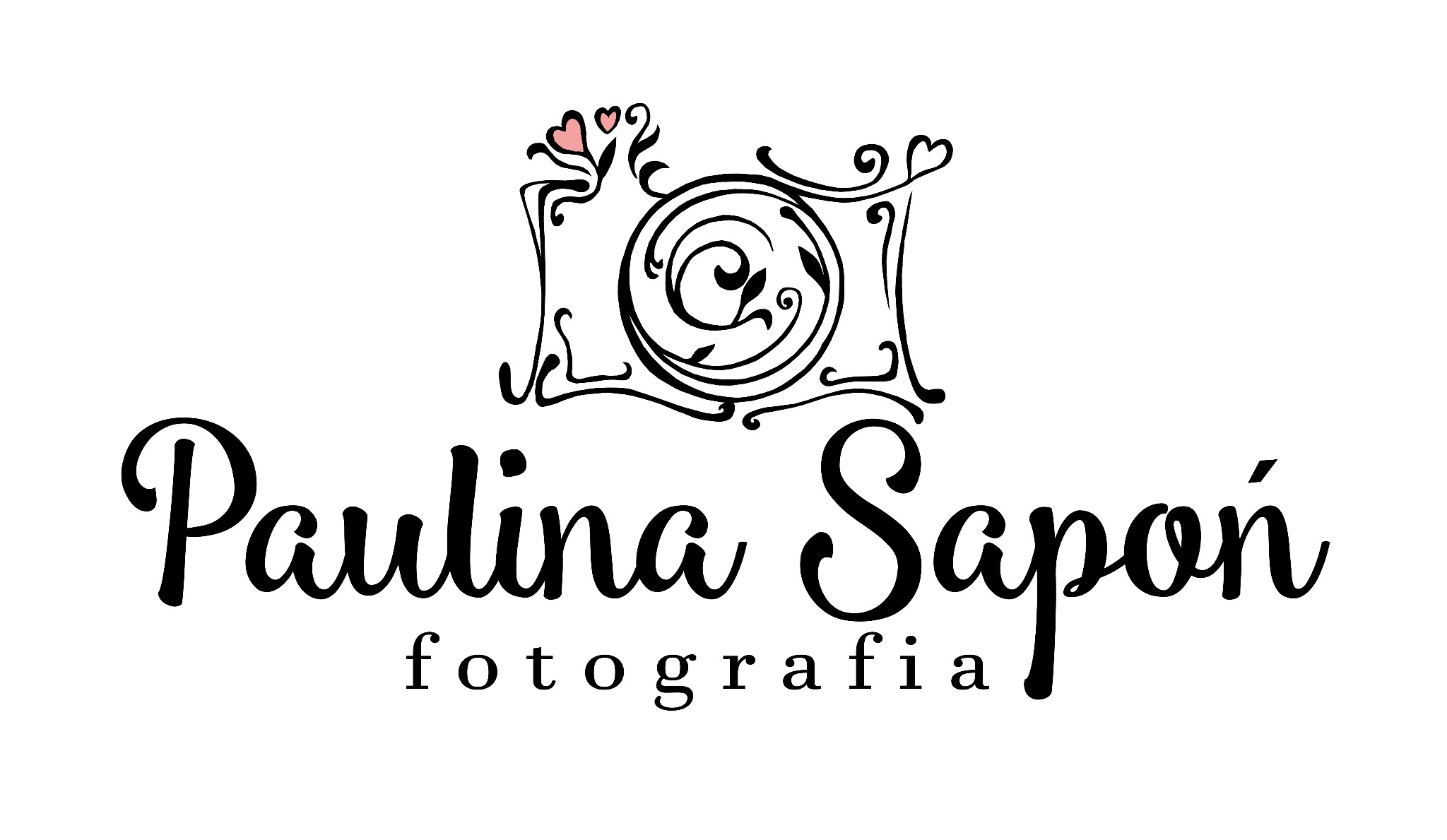 Eleganckie logo w stylu art nouveau z motywem aparatu, serc i roślin, nazwa firmy 'Paulina Sapoń fotografia' poniżej.