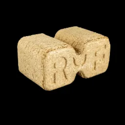 Pojedyncza kostka brykietu RUF z widocznym wytłoczonym napisem RUF na tle czerni.